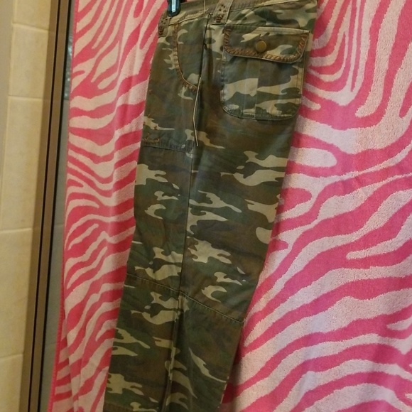 New Camouflage Capris. - Picture 1 of 4